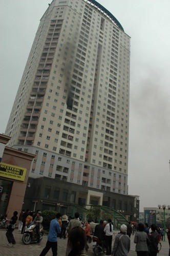Nguời dân sống tại toà nhà 34T hoảng loạn vì cháy lớn